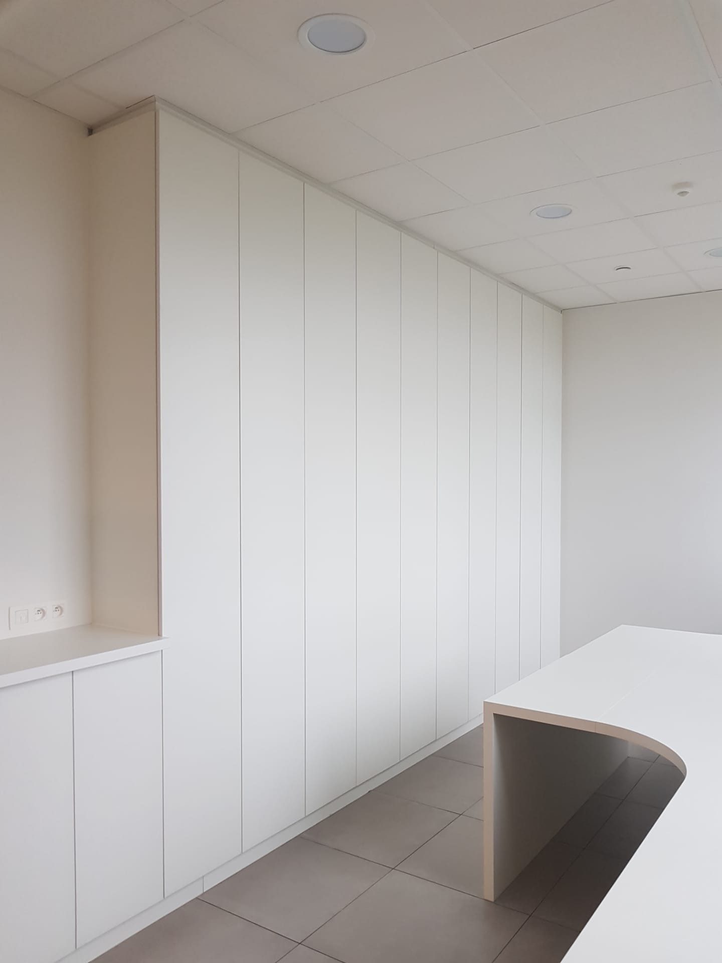 Binnendeuren, binnenramen, zitbanken en meubilair school Lummen - Vrago Interieur